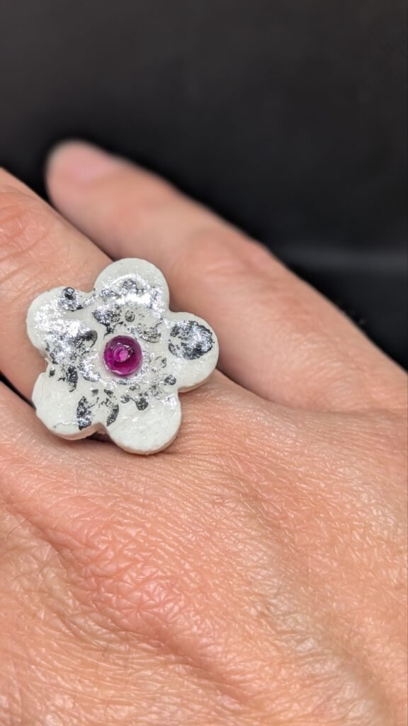 Anello regolabile in acciaio e ceramica con vetro austriaco