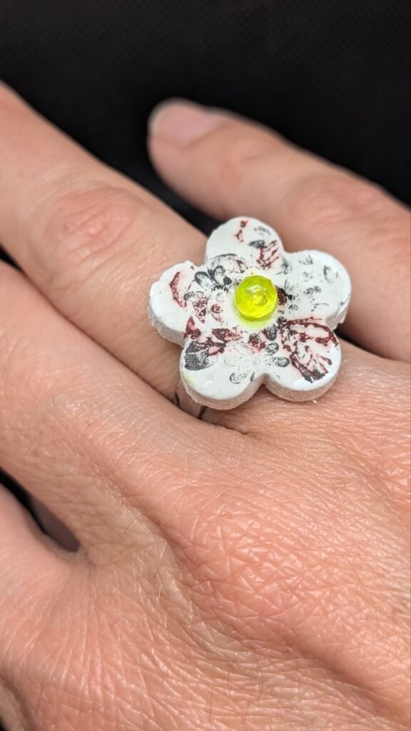 Anello regolabile ceramica, vetro austriaco e acciaio